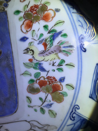 Un plat en porcelaine de Chine famille verte aux armes de France, Kangxi/Yongzheng